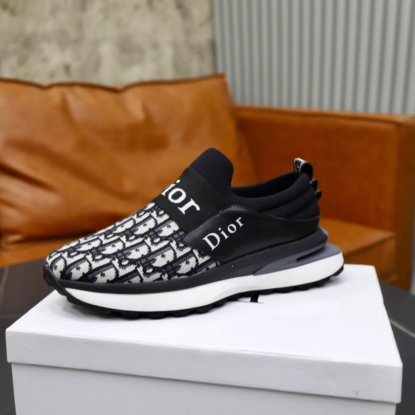 Ex-factory price: 462💰🙅‍♂️🙅‍♂️🙅‍♂️ Brand: Dior DIOR Standard code: 38-44 (45 customized) Grade: Same as the official website Material: Original leather splicing brand cloth Comfortable and breathable lining Lightweight and wear-resistant sports outsole Style category: Men's fashionable casual shoes Running sneakers Distinguished luxury brand elements Top luxury Color: actual picture color